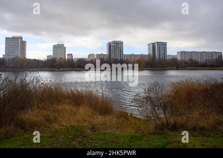 Magdeburg, Deutschland. 02nd. Februar 2022. Hochhaus-Wohngebäude im Norden der Landeshauptstadt Sachsen-Anhalts. Wohnungsknappheit und bezahlbarer Wohnraum seien in Sachsen-Anhalt kein großes Problem, so die Landesregierung. Quelle: Klaus-Dietmar Gabbert/dpa-Zentralbild/ZB/dpa/Alamy Live News Stockfoto