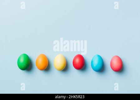 Urlaub Vorbereitung Multi Farben Ostereier auf farbigem Hintergrund . Ostereier in Pastellfarben. Urlaubskonzept mit Kopierraum. Stockfoto