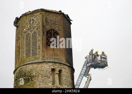 Feuerwehrleute bekämpfen einen Brand in der St. Mary's Church aus dem 11th. Jahrhundert in Beachamwell, in der Nähe von Swaffham, Norfolk. Bilddatum: Mittwoch, 2. Februar 2022. Stockfoto