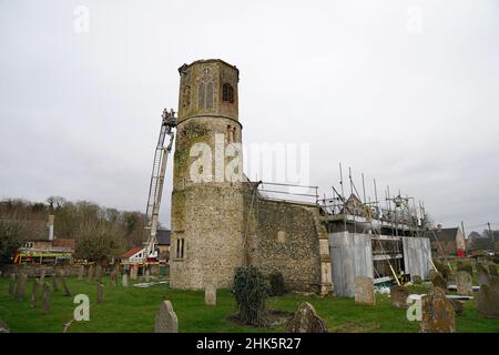 Feuerwehrleute bekämpfen einen Brand in der St. Mary's Church aus dem 11th. Jahrhundert in Beachamwell, in der Nähe von Swaffham, Norfolk. Bilddatum: Mittwoch, 2. Februar 2022. Stockfoto