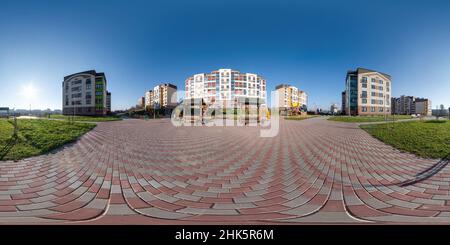 360 Grad Panorama Ansicht von 360 hdri Panorama in der Nähe des Spielplatzes in der Mitte des modernen mehrstöckigen Mehrfamilienwohnkomplexes der Stadtentwicklung in equiprecheckigen Seeleuten