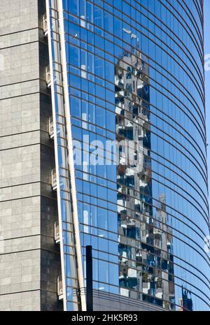 Architektur. Design, Gebäude von Mailand. Italien. Wolkenkratzer. UniCredit Tower und Bosco Verticale spiegeln sich im Spiegelglas des Turms wider Stockfoto