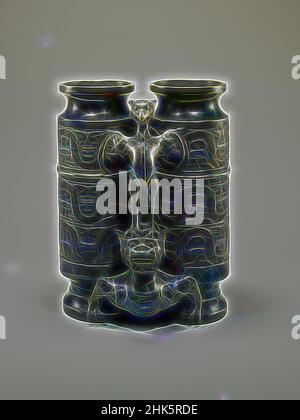 Inspiriert von Doppelvase mit Dekoration von Phönix, Chimera und Chi-Drache, Chinesen, Qing-Dynastie, 1644–1911, Qianlong-Periode, 1736–1795 oder Jiaqing-Periode, 1796–1820, Ende 18th–Anfang 19th. Jahrhundert, Bronze mit Gold- und Silbereinlage, China, Asien, Behälter, Metallverarbeitung, 18 1/8 x 13 3/8 Zoll (46 x 34 cm, neu erfunden von Artotop. Klassische Kunst neu erfunden mit einem modernen Twist. Design von warmen fröhlichen Leuchten der Helligkeit und Lichtstrahl Strahlkraft. Fotografie inspiriert von Surrealismus und Futurismus, umarmt dynamische Energie der modernen Technologie, Bewegung, Geschwindigkeit und Kultur zu revolutionieren Stockfoto