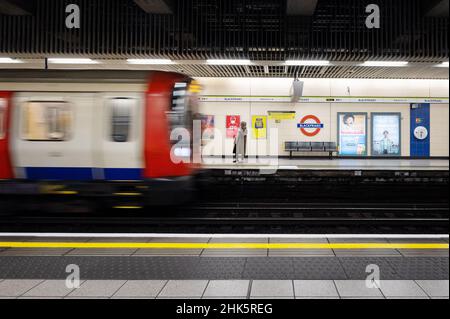 U-Bahnstation London - ein Zug der Londoner U-Bahn, der auf der Circle Line, TFL London UK, in die Station Blackfriars fährt Stockfoto