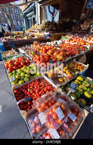 Unabhängiger Laden für Gemüsehändler in London; ein farbenfroher Laden für Gemüsehändler, der Obst und Gemüse verkauft, Islington, London, Großbritannien Stockfoto