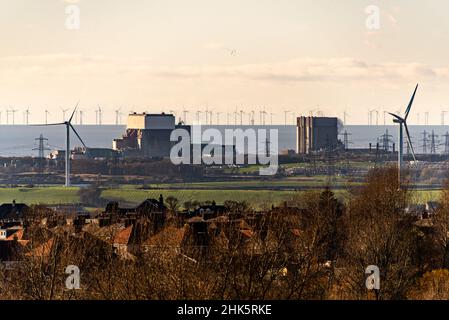 Blick auf das Kernkraftwerk Heysham und die Windenergieanlagen, Heysham, Morecambe, Lancashire, Großbritannien. Stockfoto