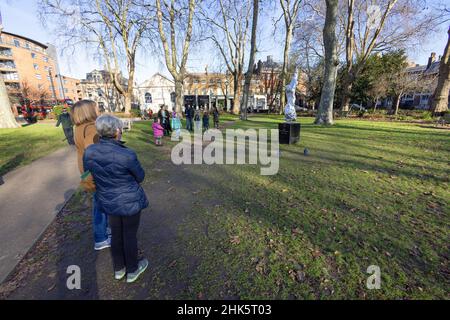 Newington Green, North London, Großbritannien; Menschen, die die Statue von Mary Wollstonecraft von Maggi Hambling, Outdoor Art in Islington, London, Großbritannien, betrachten Stockfoto