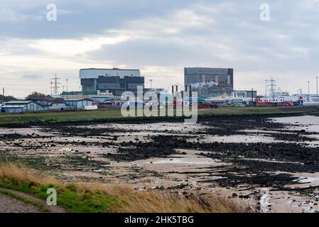 Blick auf das Kernkraftwerk Heysham und die Windenergieanlagen, Heysham, Morecambe, Lancashire, Großbritannien. Stockfoto