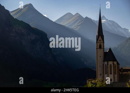 Die Pfarrkirche in Heiligenblut mit dem Großglockner im Hintergrund Stockfoto