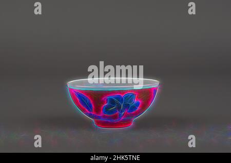 Inspiriert vom Weinbecher mit Design der rollenden Morning Glory Vine, Chinesisch, Qing-Dynastie, 1644–1911, Kangxi-Zeit, 1662–1722, Ende 17th–Anfang 18th Jahrhundert, Jingdezhen-Porzellan; Porzellan mit Unterglasur blau und Überglasur korallenrot Emaille Dekoration, hergestellt in China, Asien, Keramik, Behälter, 1 1/4 x 2 1, neu erfunden von Artotop. Klassische Kunst neu erfunden mit einem modernen Twist. Design von warmen fröhlichen Leuchten der Helligkeit und Lichtstrahl Strahlkraft. Fotografie inspiriert von Surrealismus und Futurismus, umarmt dynamische Energie der modernen Technologie, Bewegung, Geschwindigkeit und Kultur zu revolutionieren Stockfoto