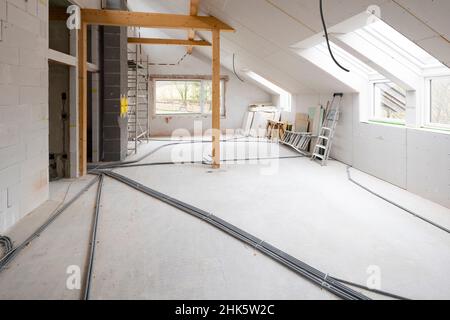 Helle, freundliche, moderne Loft-Baustelle, Trockenbau ohne Menschen bei Tageslicht Stockfoto