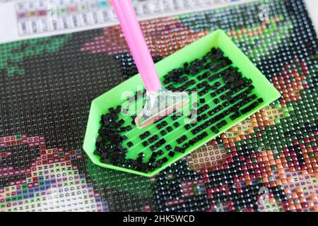 Diamantmalerei, Mosaik oder Puzzle-Werkzeuge. Antistress handgemachtes Hobby Stockfoto