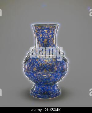 Inspiriert von Vase in Form eines archaischen Weingefäßes mit Ringgriffen, Chinesisch, Qing-Dynastie, 1644–1911, Kangxi-Zeit, 1662–1722, durch Qianlong-Periode, 1736–1795, 18th Jahrhundert, Bronze mit Vergoldung, China, Asien, Container, Metallverarbeitung, 21 3/4 x 12 Zoll (55,2 x 30,5 cm, neu erfunden von Artotop. Klassische Kunst neu erfunden mit einem modernen Twist. Design von warmen fröhlichen Leuchten der Helligkeit und Lichtstrahl Strahlkraft. Fotografie inspiriert von Surrealismus und Futurismus, umarmt dynamische Energie der modernen Technologie, Bewegung, Geschwindigkeit und Kultur zu revolutionieren Stockfoto