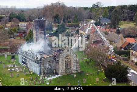 Feuerwehrleute bekämpfen einen Brand in der St. Mary's Church aus dem 11th. Jahrhundert in Beachamwell, in der Nähe von Swaffham, Norfolk. Bilddatum: Mittwoch, 2. Februar 2022. Stockfoto