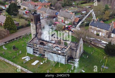 Feuerwehrleute bekämpfen einen Brand in der St. Mary's Church aus dem 11th. Jahrhundert in Beachamwell, in der Nähe von Swaffham, Norfolk. Bilddatum: Mittwoch, 2. Februar 2022. Stockfoto