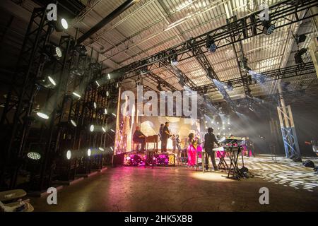 Videoaufnahmen und Spezialeffekte in einem Event-Produktionslager in Curtis Bay, MD Stockfoto