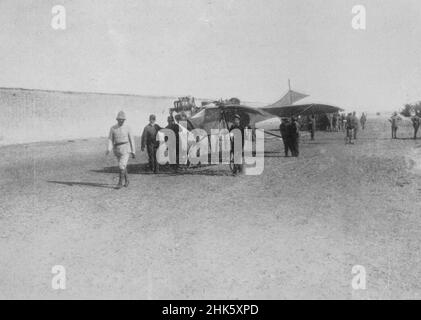 Ein Vintage-Zeitungsfoto um 1912 von einem Etrich Taube-Flugzeug der Königlichen Italienischen Armee in Libyen während des italienischen Türkenkrieges von 1911 bis 1912. Der Konflikt war der erste protokollierte Einsatz von Militärflugzeugen für Bombenangriffe, einschließlich der ersten Luftaufklärungsmission Stockfoto