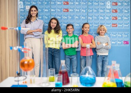 Frau mit Studenten, die selbstbewusst auf die Kamera schauen Stockfoto