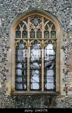 Feuerwehrleute bekämpfen einen Brand in der St. Mary's Church aus dem 11th. Jahrhundert in Beachamwell, in der Nähe von Swaffham, Norfolk. Bilddatum: Mittwoch, 2. Februar 2022. Stockfoto