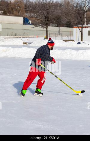 Ein Eishockeyspiel in der Mittagsstunde auf einem lokalen Ring in Cambridge. Cambridge, Ontario, Kanada. Stockfoto
