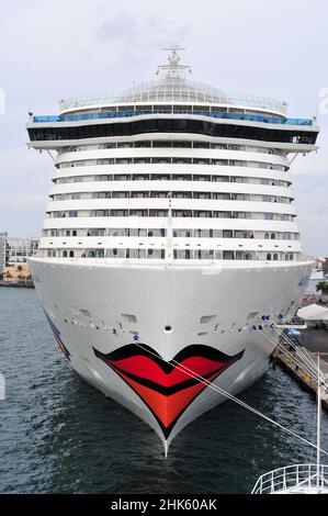 Bogenansicht des Kreuzfahrtschiffs Aida Nova im Dock Stockfoto
