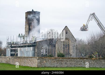 Feuerwehrleute bekämpfen einen Brand in der St. Mary's Church aus dem 11th. Jahrhundert in Beachamwell, in der Nähe von Swaffham, Norfolk. Bilddatum: Mittwoch, 2. Februar 2022. Stockfoto