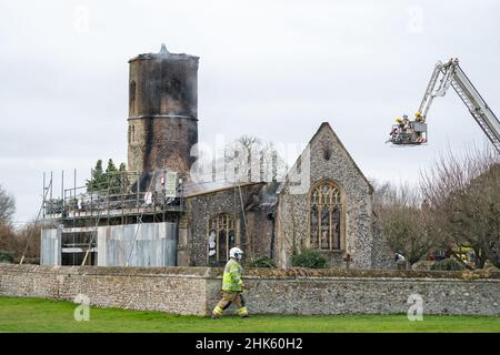 Feuerwehrleute bekämpfen einen Brand in der St. Mary's Church aus dem 11th. Jahrhundert in Beachamwell, in der Nähe von Swaffham, Norfolk. Bilddatum: Mittwoch, 2. Februar 2022. Stockfoto