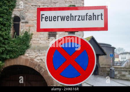 Kein Parkverkehrsschild mit dem Geman-Text 'Feuerwehrzufahrt', der in englischer Sprache in 'Feuerwehreinfahrt' übersetzt wird Stockfoto