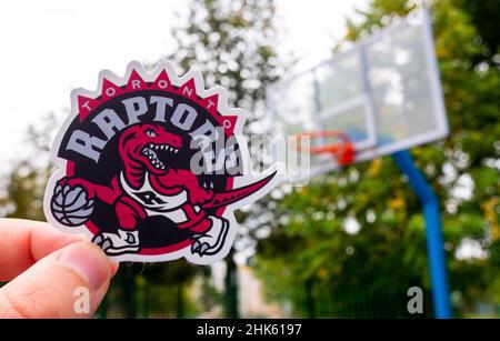 15. September 2021, Toronto, Kanada, Ein Mann hält das Emblem des Toronto Raptors Basketballclubs in der Hand auf dem Sportplatz. Stockfoto