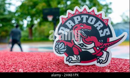 15. September 2021, Toronto, Kanada, das Emblem des Basketballvereins Toronto Raptors auf dem Sportplatz. Stockfoto