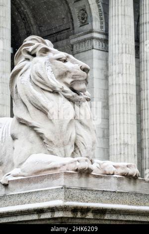 Löwe vor der New York Public Library in a Light Snowfall, 2922, NYC, USA Stockfoto
