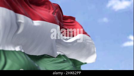 Detail der Nationalflagge Ungarns, die an einem klaren Tag im Wind winkt. Demokratie und Politik. Patriotismus. Selektiver Fokus. mitteleuropäische Guntr Stockfoto