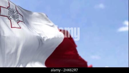 Detail der Nationalflagge von Malta, die an einem klaren Tag im Wind winkt. Demokratie und Politik. Patriotismus. Selektiver Fokus. Südeuropäische Länder Stockfoto