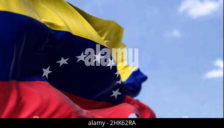 Detail der Nationalflagge Venezuelas, die an einem klaren Tag im Wind winkt. Demokratie und Politik. Patriotismus. Selektiver Fokus. südamerikanischer Gräfin Stockfoto