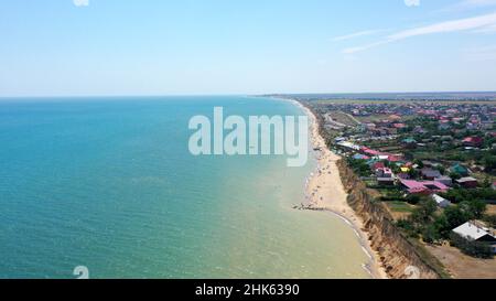 Panorama der Küste in der Südukraine, Europa. Resort Stadt mit schönen Sandstrand und klarem blauen Meer. Reiseziel, idealer Ort für Komfort vacat Stockfoto