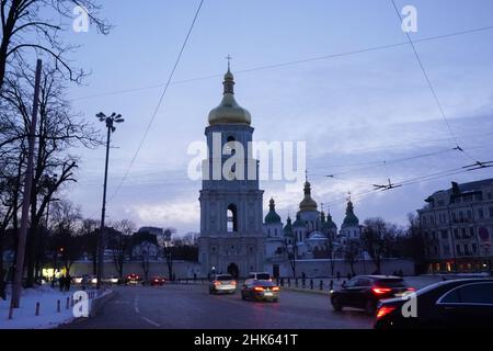 Kiew, Ukraine. 2nd. Februar 2022. Der Verkehr zieht an der Sophienkathedrale vorbei, da Kiew angesichts der immer größer werdenden russischen Bevölkerung am 2. Februar 2022 in der Ukraine ruhig bleibt. (Bild: © Bryan Smith/ZUMA Press Wire) Stockfoto