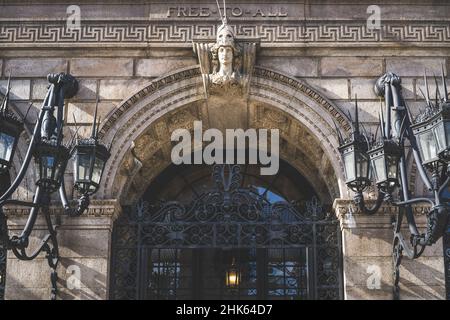 Boston, USA - 22. Oktober 2021: Eingang zur Boston Public Library mit gewölbtem Eisentor und dekorativen viktorianischen Lampen Stockfoto