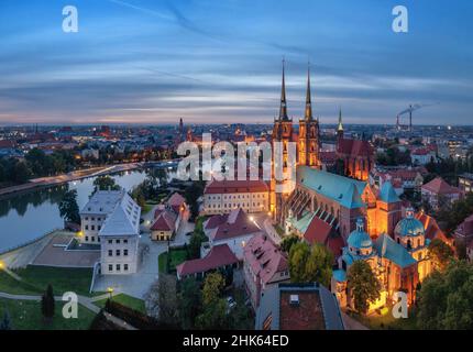 Luftaufnahme der Kathedrale von St. Johannes dem Täufer in der Abenddämmerung in Wroclaw, Polen Stockfoto