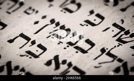 Nahaufnahme des hebräischen Wortes auf der Thora-Seite. Englische Übersetzung ist Name Benjamin. Der jüngste Sohn Jakobs und Rahels. Stockfoto