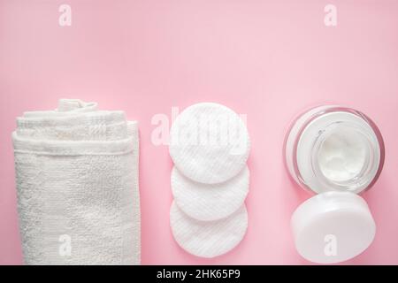 Kosmetische Produkte auf rosa Hintergrund. Seife, Lotion und Wattepads. Spa-Accessoires. Wellness-Konzept. Stockfoto