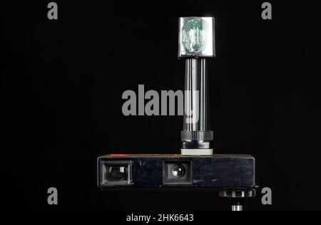 Alte, staubige, analoge Taschenkamera mit Blitzwürfel, Fototechnik aus dem letzten Jahrtausend. Stockfoto