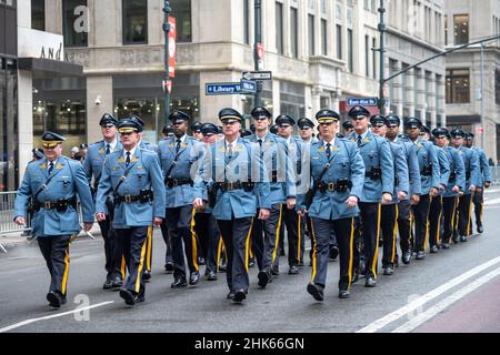 New York, USA. 2nd. Februar 2022. Mitglieder der New Jersey State Police marschieren durch Manhattans Fifth Avenue, um an der Beerdigung des NYPD-Beamten Wilbert Mora teilzunehmen. Offizier Mora und sein Partner Officer Jason Rivera wurden von einem Schützen getötet, als sie auf einen Familienstreit reagierten. Kredit: Enrique Shore/Alamy Live Nachrichten Stockfoto