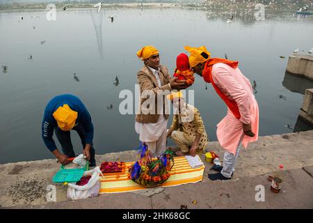 Neu-Delhi, Indien. 02nd. Februar 2022. Ein Sindhi-Priester sah Rituale am Ufer des Flusses Yamuna durchführen, Gott des Wassers anbeten (Lord Varuna). (Foto von Pradeep Gaur/SOPA Images/Sipa USA) Quelle: SIPA USA/Alamy Live News Stockfoto