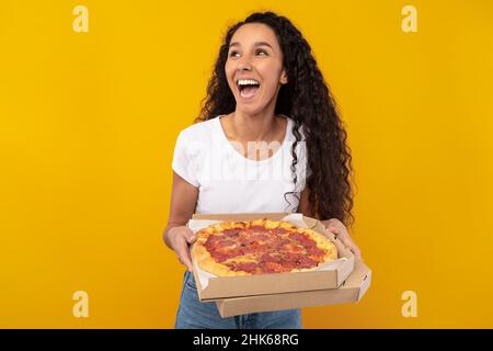 Porträt Der Happy Lady Mit Pizza Stockfoto