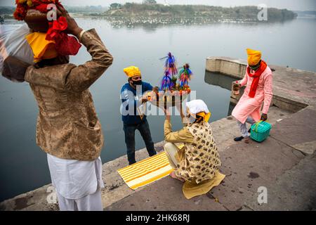 Neu-Delhi, Indien. 02nd. Februar 2022. Ein Sindhi-Priester sah Rituale am Ufer des Flusses Yamuna durchführen, Gott des Wassers anbeten (Lord Varuna). (Foto von Pradeep Gaur/SOPA Images/Sipa USA) Quelle: SIPA USA/Alamy Live News Stockfoto