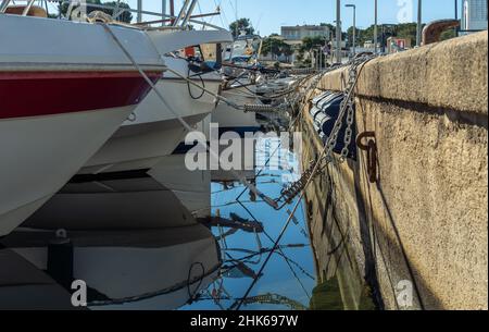 Sportboote liegen am Yachthafen der mallorquinischen Stadt Portopetro, Spanien Stockfoto