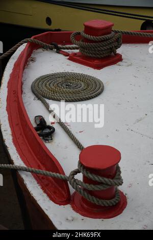 Seile auf dem Deck eines Schiffes Stockfoto