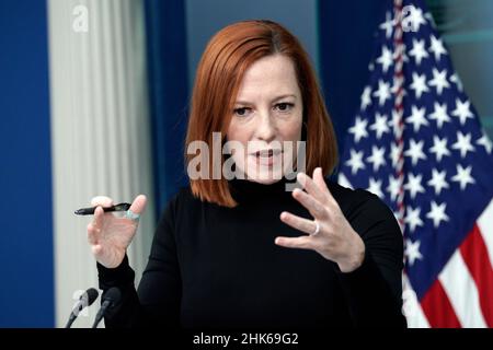 Washington, USA. 02nd. Februar 2022. Jen Psaki, die Pressesprecherin des Weißen Hauses, spricht am 2. Februar 2022 bei einer täglichen Pressekonferenz im Weißen Haus in Washington. Foto von Yuri Gripas/Pool/Sipa USA Quelle: SIPA USA/Alamy Live News Stockfoto