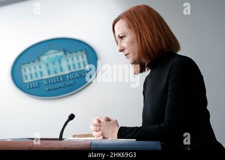 Washington, USA. 02nd. Februar 2022. Jen Psaki, die Pressesprecherin des Weißen Hauses, spricht am 2. Februar 2022 bei einer täglichen Pressekonferenz im Weißen Haus in Washington. Foto von Yuri Gripas/Pool/Sipa USA Quelle: SIPA USA/Alamy Live News Stockfoto