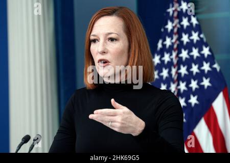 Washington, USA. 02nd. Februar 2022. Jen Psaki, die Pressesprecherin des Weißen Hauses, spricht am 2. Februar 2022 bei einer täglichen Pressekonferenz im Weißen Haus in Washington. Foto von Yuri Gripas/Pool/Sipa USA Quelle: SIPA USA/Alamy Live News Stockfoto